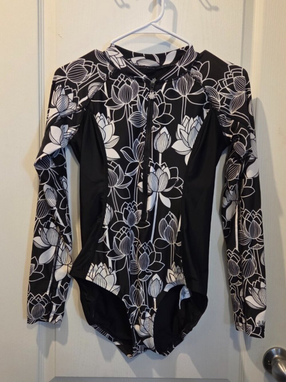 Black & White Floral Long Sleeve One Piece Rash Guard M - Picture 2 of 8